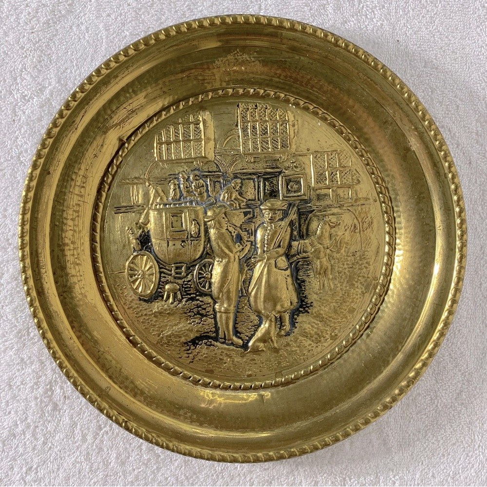 Vintage Hammered Brass Tone 3D Decorative Wall Plate W Embosses Carriage Scene